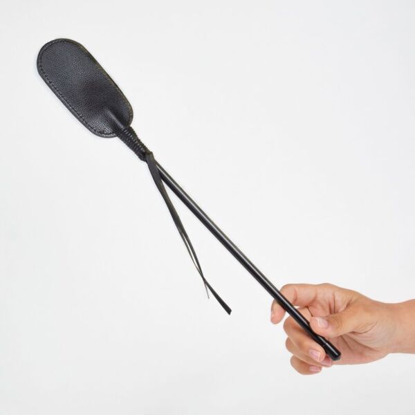 Chibata Secret Play Fusta Negra Ovalada, com haste preta e pala oval de couro sintético
