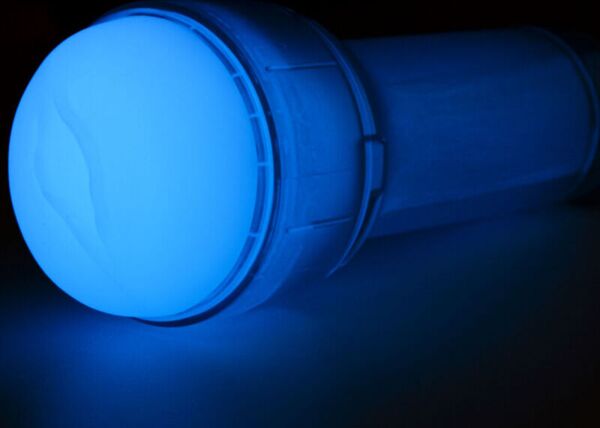 Masturbador Kiiroo FeelGlow com manga translúcida, entrada em forma de vagina e estrutura transparente