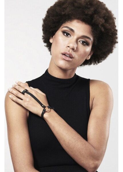 Arnês de mão Maze Hand Bracelet Harness da Bijoux Indiscrets em preto, com tira para o dedo, pulseira e argola metálica