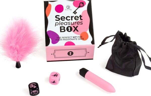 Kit Secret Pleasures Box da Secret Play com os dois dados, a bala vibratória rosa, a pluma rosa e a bolsa de cetim preta