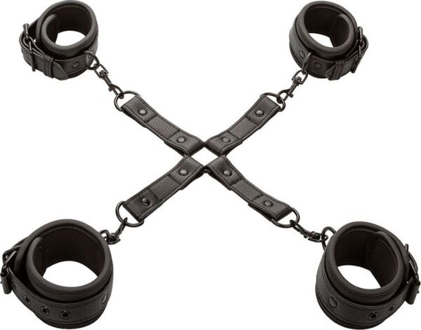 Conjunto hog tie Nocturnal Collection da CalExotics, com quatro pulseiras pretas e conector central