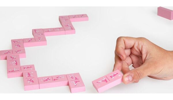 Jogo de dominó erótico de madeira Secret Play Kinky Domino, com as suas peças ilustradas