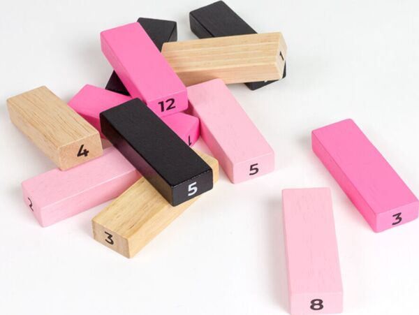 Jogo Secret Play Tower of Sex, com a torre de peças de madeira de quatro cores e os respetivos dados