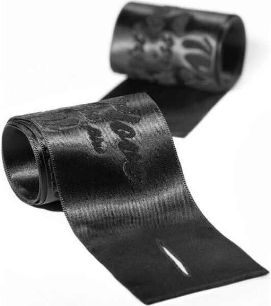 As duas fitas de cetim Bijoux Indiscrets Silky Sensual Handcuffs, com o seu estampado aveludado