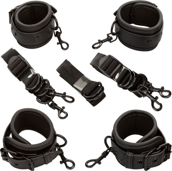 Kit bondage para cama Nocturnal Collection Bed Restraints da CalExotics, com algemas e fitas de fixação pretas
