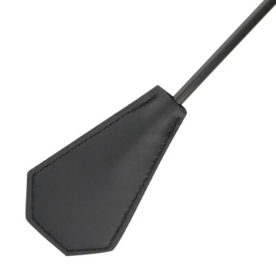 Pena de couro escuro